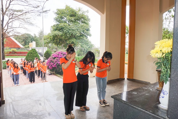 Students of the Faculty of Law take part in the “Happy Spring - Cozy Tet” spring volunteer campaign in Lam Dong Province 125