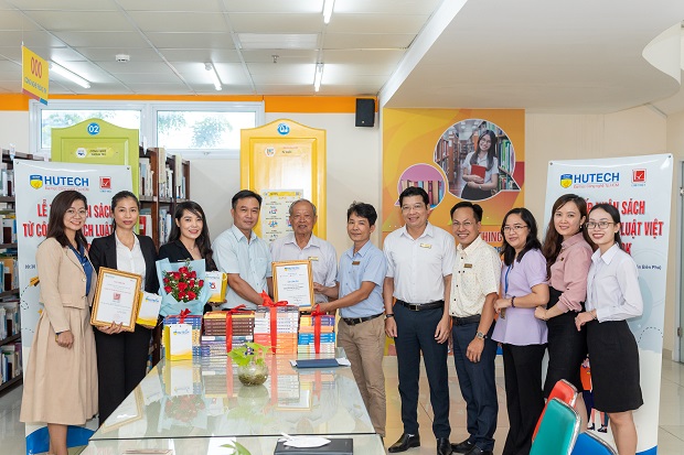 Công ty sách Luật Việt trao tặng nhiều đầu sách về Luật cho Thư viện HUTECH 49