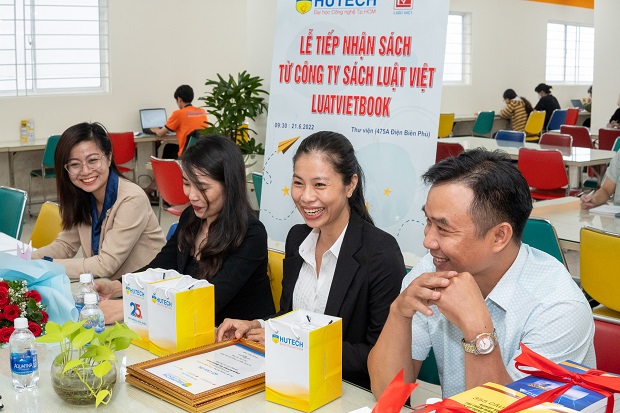 Công ty sách Luật Việt trao tặng nhiều đầu sách về Luật cho Thư viện HUTECH 42