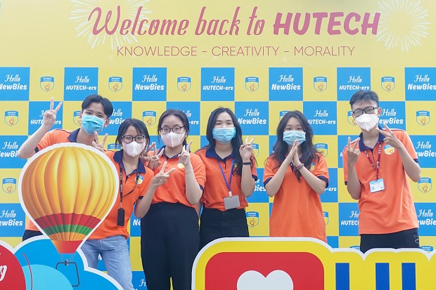Hôm nay, sinh viên HUTECH chính thức bắt đầu học kỳ “bình thường mới” tại Trường 52