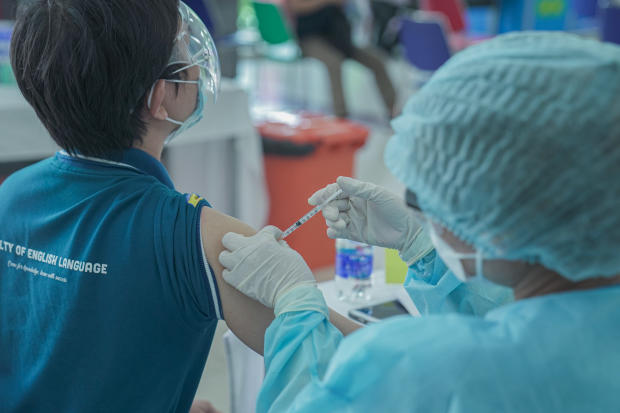HUTECH continues to deploy Covid-19 vaccination for members of the faculty and staff 150