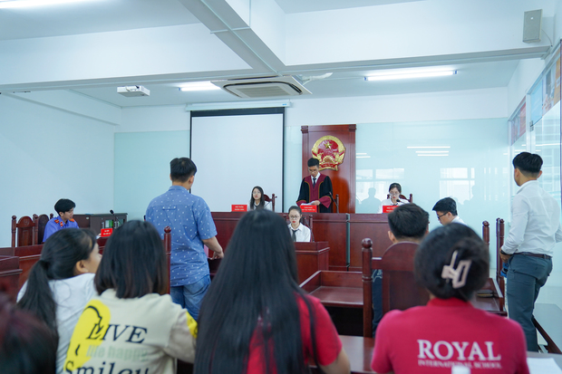 Khoa Luật HUTECH tổ chức chuyên đề pháp luật và phiên tòa giả định cho học sinh Royal School 62