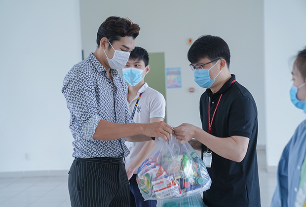 HUTECH thăm hỏi, tặng quà cho 05 sinh viên gặp khó khăn bởi dịch bệnh tại KTX ĐHQG TP.HCM 21