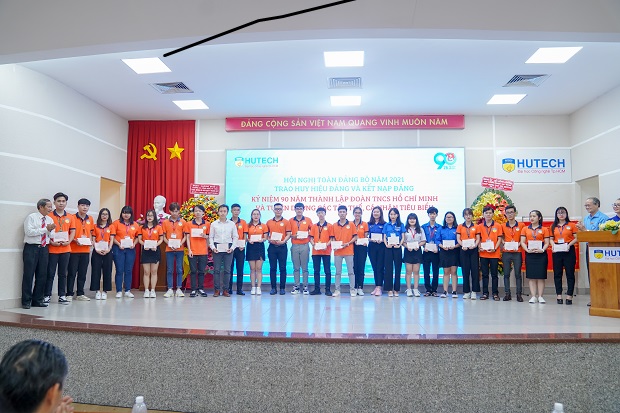 HUTECH tổ chức Lễ kỷ niệm 90 năm ngày thành lập Đoàn TNCS Hồ Chí Minh, kết nạp Đảng cho 08 quần chúng ưu tú 207