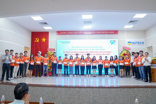 HUTECH tổ chức Lễ kỷ niệm 90 năm ngày thành lập Đoàn TNCS Hồ Chí Minh, kết nạp Đảng cho 08 quần chúng ưu tú 198