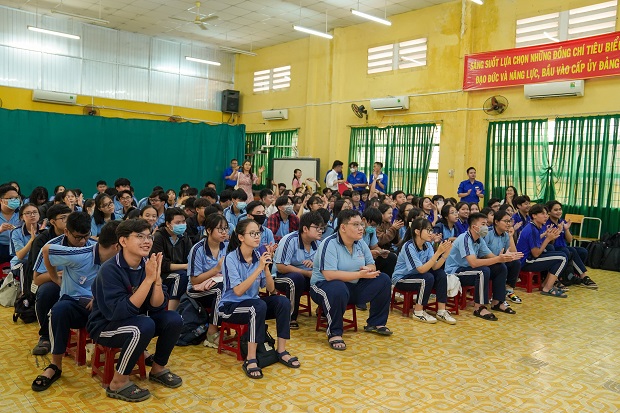 HUTECH Institute of Applied Sciences spreads the message of environmental protection to high school students 16