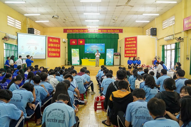 HUTECH Institute of Applied Sciences spreads the message of environmental protection to high school students 12