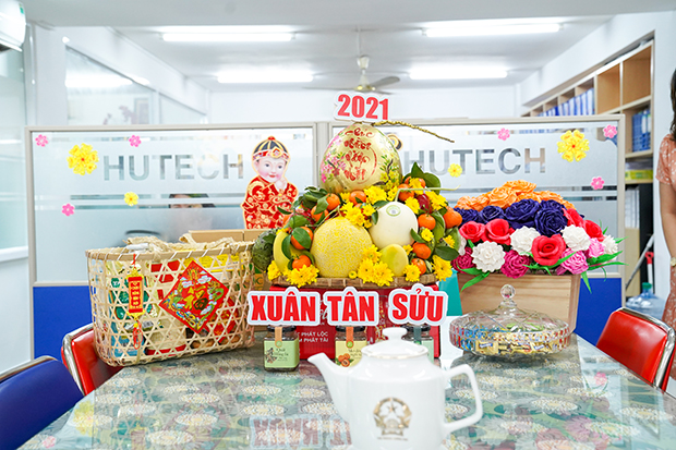 Bright spring colors to welcome Tet at HUTECH 164