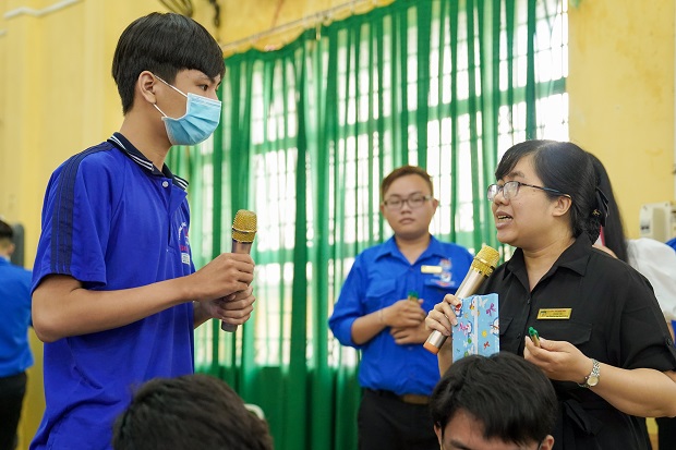 HUTECH Institute of Applied Sciences spreads the message of environmental protection to high school students 129