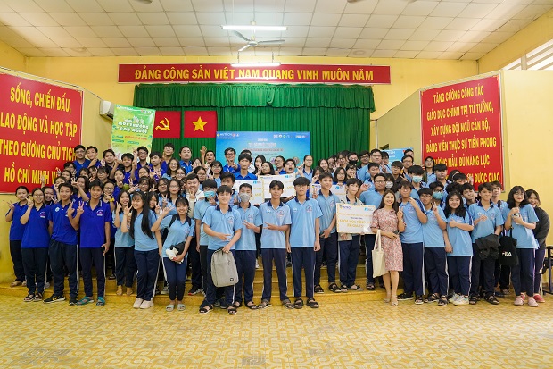 HUTECH Institute of Applied Sciences spreads the message of environmental protection to high school students 135