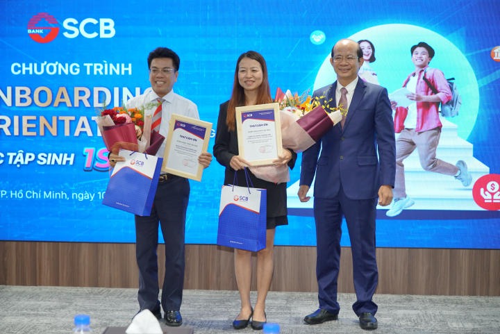 Mở đầu là phần trao thư cảm ơn đến các vị khách mời tham gia tại buổi lễ