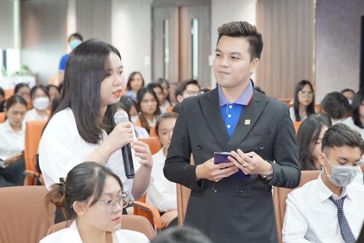 Các bạn sinh viên Tài chính - Ngân hàng tự tin giao lưu, đặt câu hỏi tại chương trình  HUTECH 1