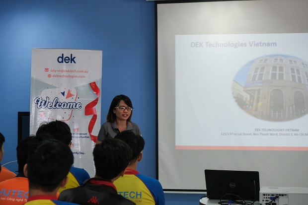 Công ty DEK Technologies trao chứng chỉ khóa học “Agile và Scrum” cho Sinh viên khoa CNTT HUTECH 13