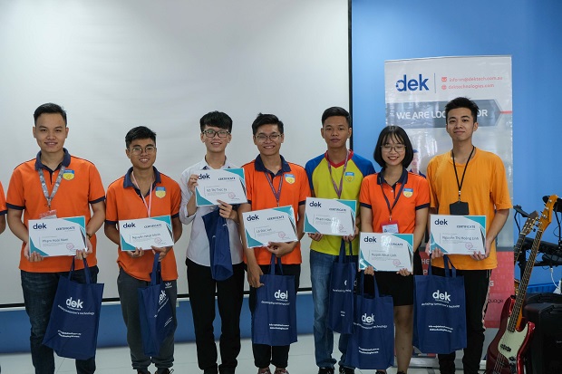 Công ty DEK Technologies trao chứng chỉ khóa học “Agile và Scrum” cho Sinh viên khoa CNTT HUTECH 28