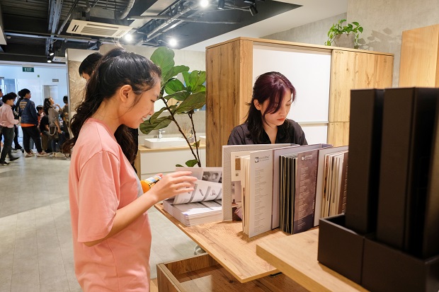 Sinh viên HUTECH tìm hiểu xu hướng thiết kế nội thất hiện đại tại showroom An Cường 22