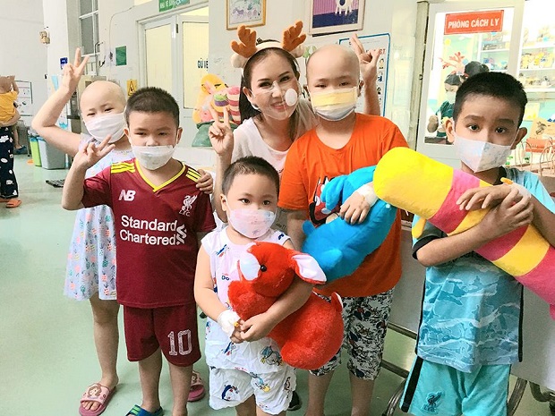 Chi bộ 14 HUTECH mang Giáng sinh ấm áp đến cho trẻ em tại Bệnh viện Nhi đồng 2 15