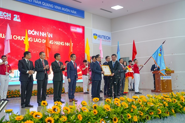 HUTECH tự hào đón nhận Huân chương Lao động hạng Nhất nhân dịp kỷ niệm 25 năm thành lập Trường 78