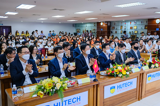 HUTECH và Ngân hàng Shinhan Việt Nam ký kết hợp tác chiến lược: Cơ hội cho nguồn nhân lực tương lai 123
