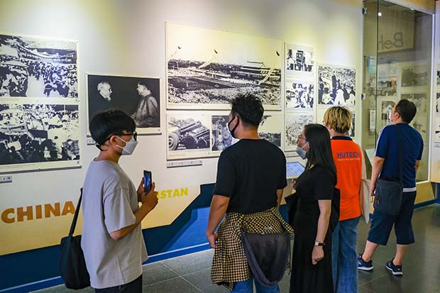 Sinh viên ngành Quan hệ quốc tế HUTECH tìm hiểu lịch sử tại Bảo tàng Chứng tích Chiến tranh 43