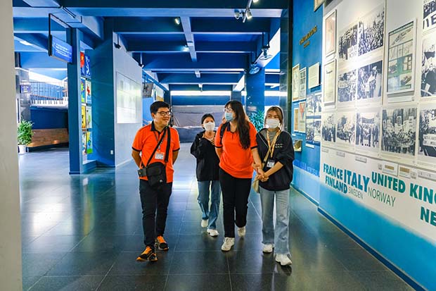 Sinh viên ngành Quan hệ quốc tế HUTECH tìm hiểu lịch sử tại Bảo tàng Chứng tích Chiến tranh 27