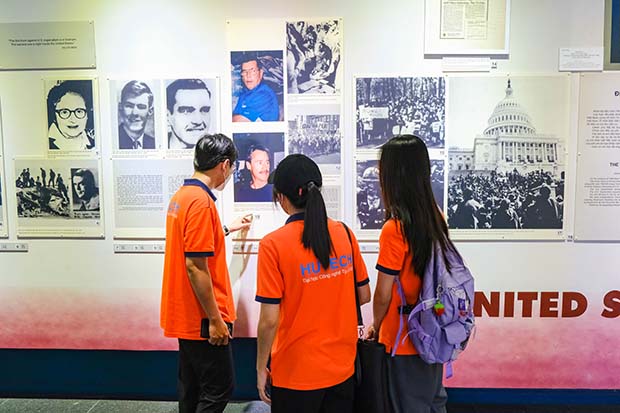 Sinh viên ngành Quan hệ quốc tế HUTECH tìm hiểu lịch sử tại Bảo tàng Chứng tích Chiến tranh 46
