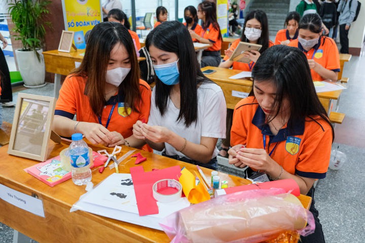 Các đội thi tập trung tạo nên thành phẩm HUTECH 1