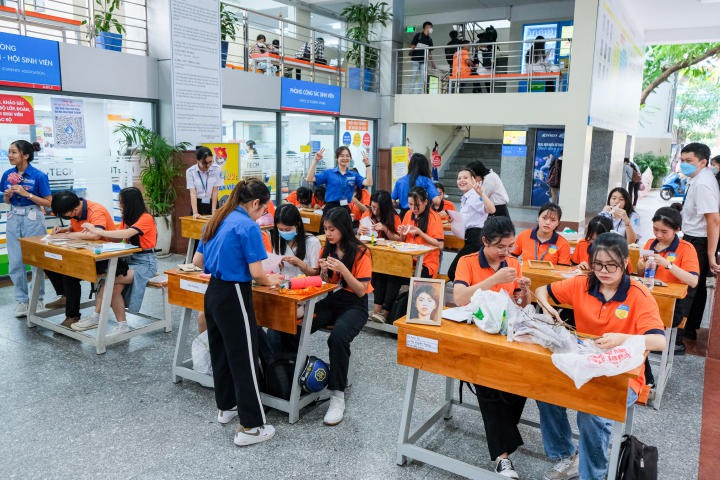 Các đội thi tập trung tạo nên thành phẩm HUTECH 4