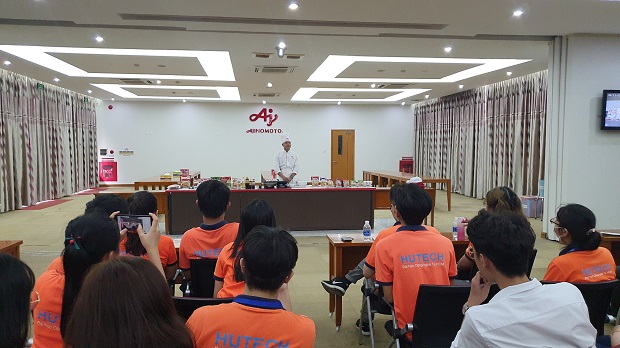 Thành viên mới của CLB Nhà Quản trị tương lai học về thương hiệu với chuyến tham quan nhà máy Ajinomoto 31