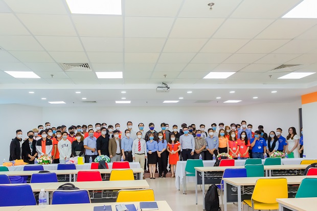 Viện Kỹ thuật HUTECH tổ chức đánh thức tinh thần khởi nghiệp của sinh viên qua “I - UniTour” 90