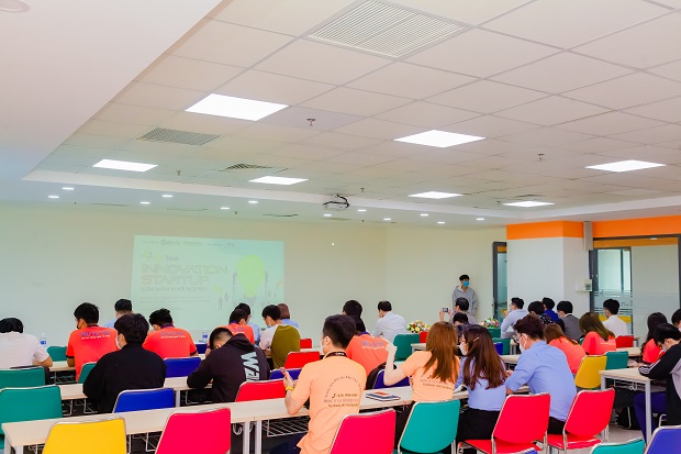 Viện Kỹ thuật HUTECH tổ chức đánh thức tinh thần khởi nghiệp của sinh viên qua “I - UniTour” 24
