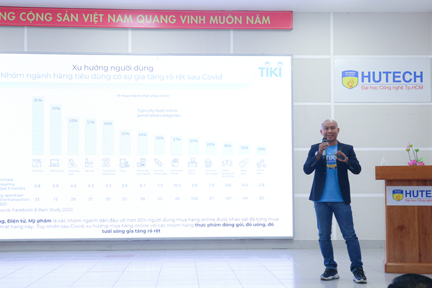 Two CEOs from Tiki and Momo share online business methods with students of HUTECH’s Faculty of Finance and Commerce 38