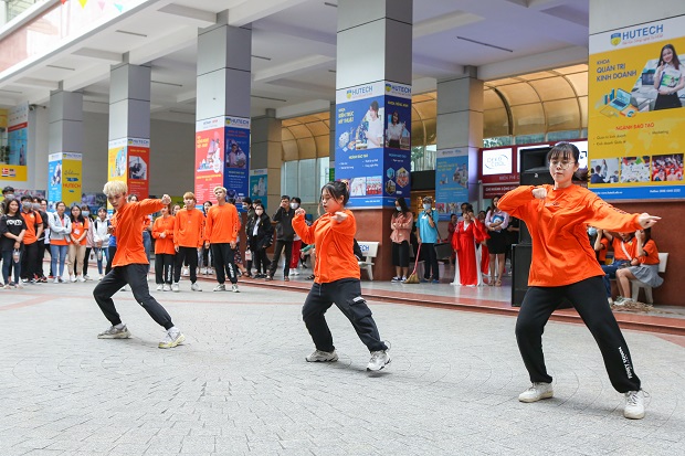 Sân trường HUTECH tiếp tục sôi động trong tuần lễ văn nghệ chào mừng ngày Nhà giáo Việt Nam 20/11 82