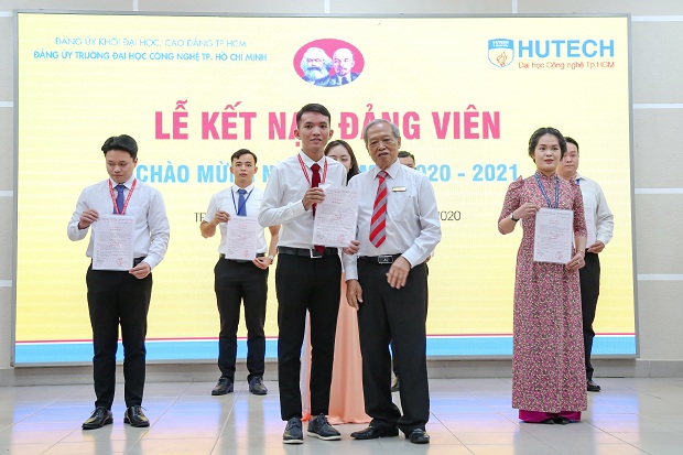 HUTECH tổ chức Lễ trao huy hiệu 60 năm tuổi Đảng và Hội nghị Đảng viên năm học 2020 - 2021 81