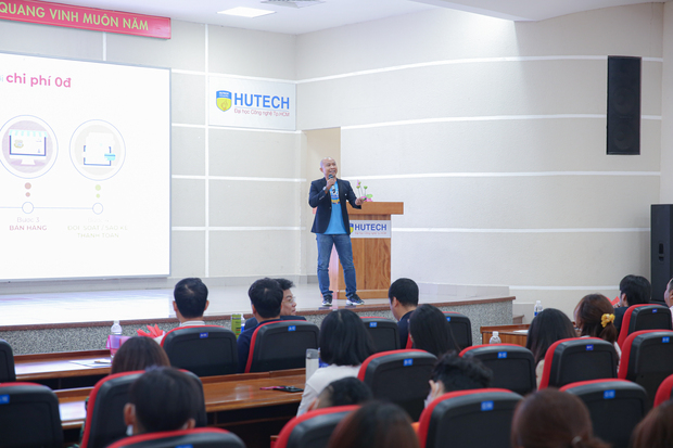 Two CEOs from Tiki and Momo share online business methods with students of HUTECH’s Faculty of Finance and Commerce 45