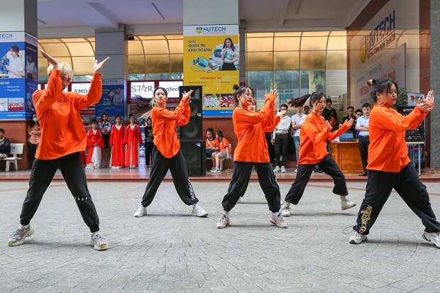 Sân trường HUTECH tiếp tục sôi động trong tuần lễ văn nghệ chào mừng ngày Nhà giáo Việt Nam 20/11 97