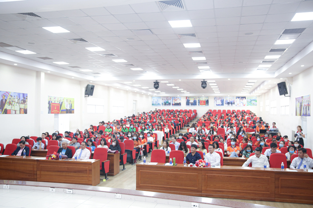 Two CEOs from Tiki and Momo share online business methods with students of HUTECH’s Faculty of Finance and Commerce 70