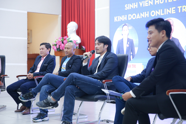 Two CEOs from Tiki and Momo share online business methods with students of HUTECH’s Faculty of Finance and Commerce 64