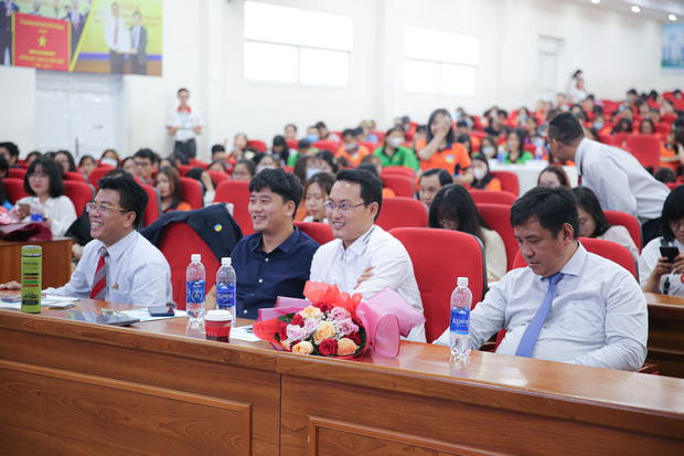 Two CEOs from Tiki and Momo share online business methods with students of HUTECH’s Faculty of Finance and Commerce 14