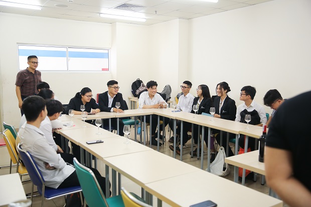 Sinh viên Quản trị nhà hàng ĐH CY Cergy-Paris trải nghiệm văn hóa rượu vang Pháp tại sự kiện “Wine Tasting” 16