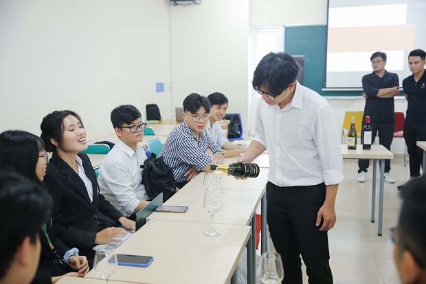 Sinh viên Quản trị nhà hàng ĐH CY Cergy-Paris trải nghiệm văn hóa rượu vang Pháp tại sự kiện “Wine Tasting” 84