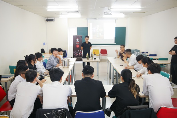 Sinh viên Quản trị nhà hàng ĐH CY Cergy-Paris trải nghiệm văn hóa rượu vang Pháp tại sự kiện “Wine Tasting” 39