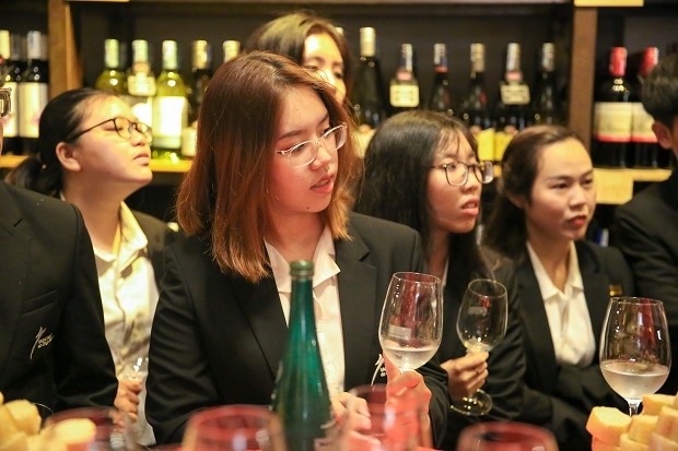 Sinh viên HUTECH tham gia “Wine Tasting” - bước đầu tìm hiểu lĩnh vực F&B 76