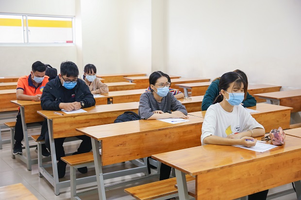 HUTECH students participate in a free English proficiency test 46