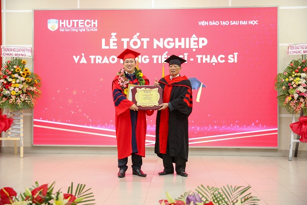 HUTECH trao bằng tốt nghiệp cho 02 Tiến sĩ và 205 học viên tốt nghiệp Thạc sĩ 43