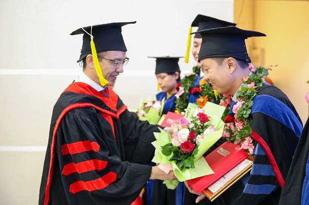 HUTECH trao bằng tốt nghiệp cho 02 Tiến sĩ và 205 học viên tốt nghiệp Thạc sĩ 87