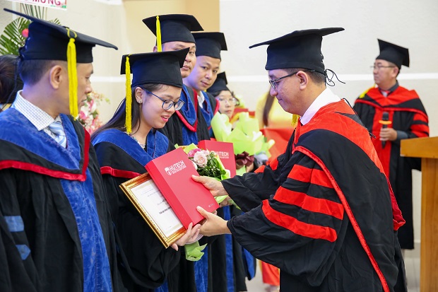 HUTECH trao bằng tốt nghiệp cho 02 Tiến sĩ và 205 học viên tốt nghiệp Thạc sĩ 65