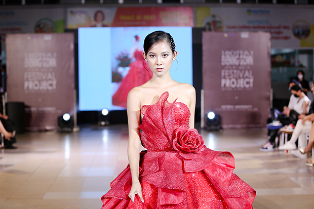 Enjoy the unique designs of HUTECH students at the "Evening Gown and Festival Project" 133