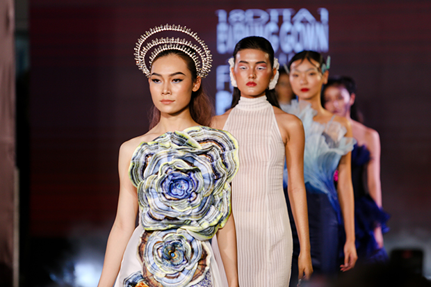 Enjoy the unique designs of HUTECH students at the "Evening Gown and Festival Project" 182