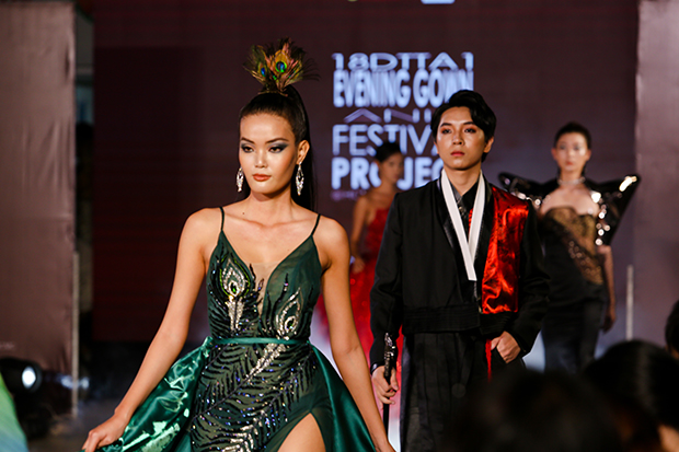 Enjoy the unique designs of HUTECH students at the "Evening Gown and Festival Project" 195