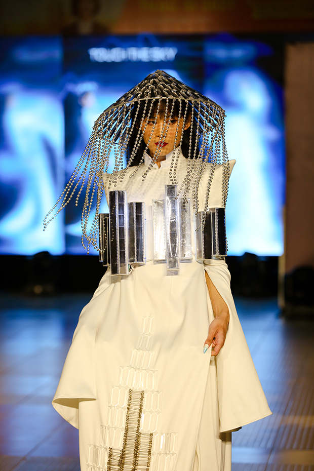 Enjoy the unique designs of HUTECH students at the "Evening Gown and Festival Project" 173